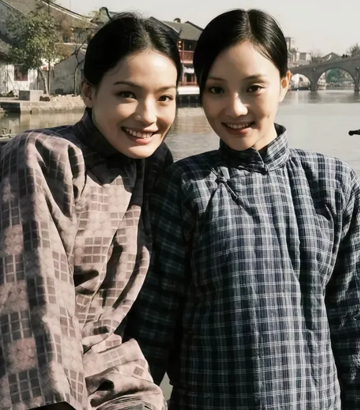 舒淇和李小璐同框，她们俩是不是在拍什么剧，没有浓妆艳抹，也没有华丽时尚得体的时装
