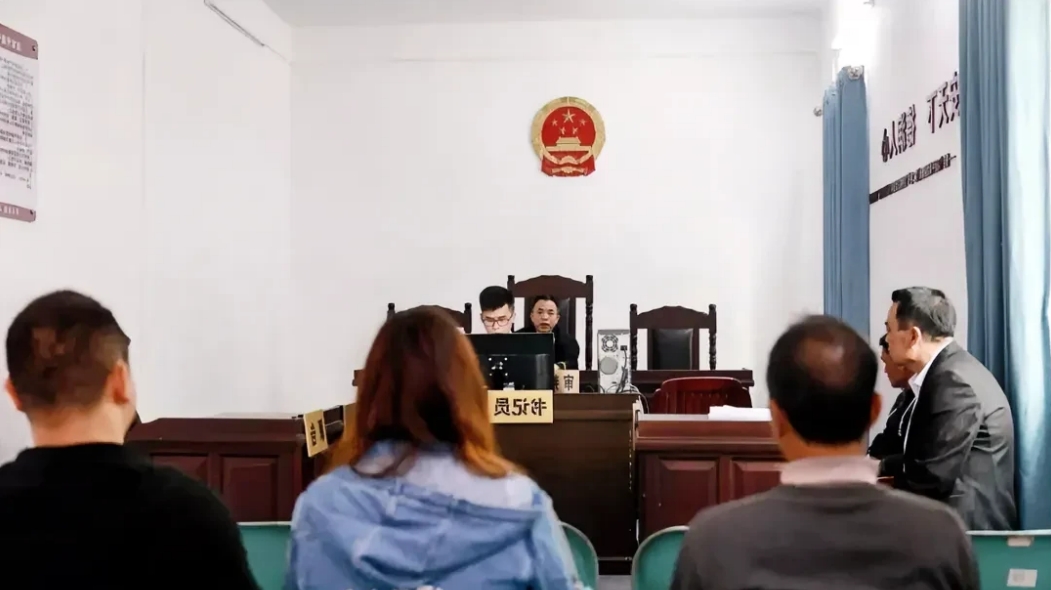 重庆九龙坡，一男子结婚半年后隐瞒已婚身份并出轨一单身独居女子。女子得知男子已婚后