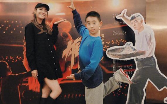 应采儿以直爽性格在娱乐圈闻名，曾带来诸多欢乐。近日，她携子Jasper看音乐剧。