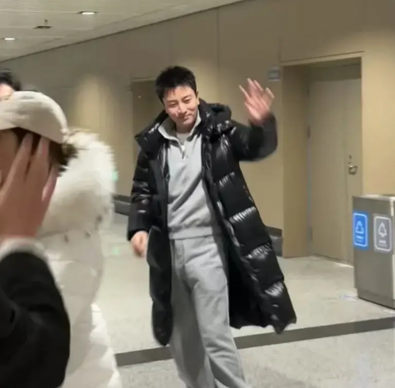 贾乃亮孩子的抚养权

甜馨，2012年，13岁，五官精致，活泼可爱，就读于某国际