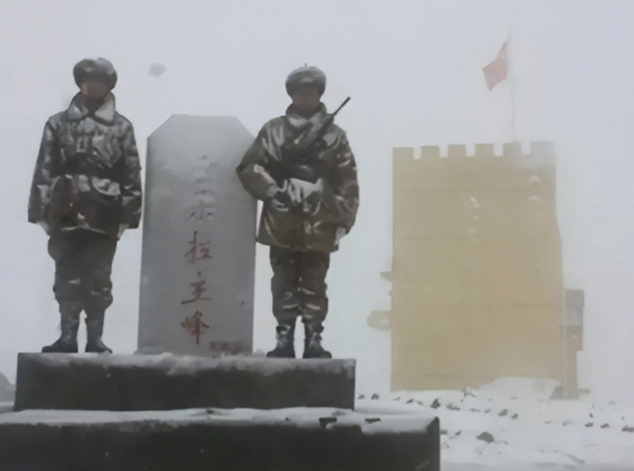 “为什么不给边防战士修一个玻璃哨所呢？”网友们看见边防战士在海拔5000多米、零