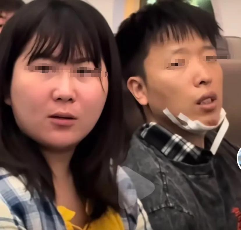 最近，一架从新加坡飞往上海的航班上演了一场由小小如厕问题引发的闹剧，实则反映了更