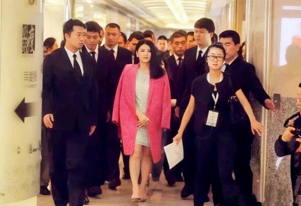 这位女士的气场太强大了，又是指引开道，又是保镖护卫，看来她的身份不一般啊！
她是