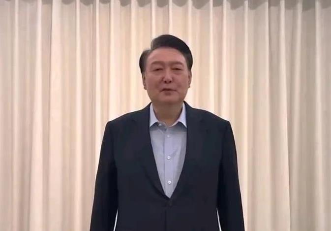据央视新闻报道，韩国总统尹锡悦被捕。
唉，韩国总统真的是一个高危职位。
韩国总统