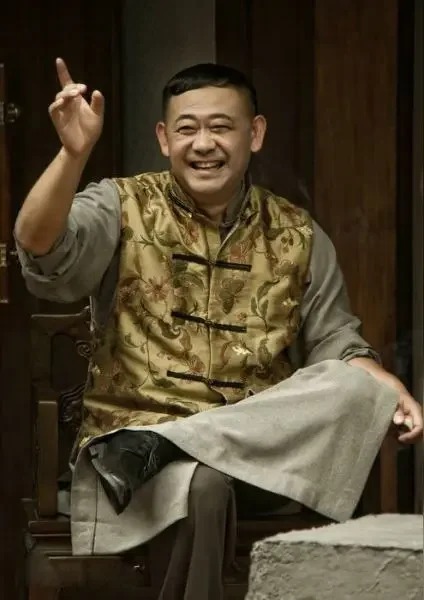 演员姜文说，小时候我和弟弟都出去玩，回家后我妈一巴掌把我扇飞了，我弟在旁边直乐呢