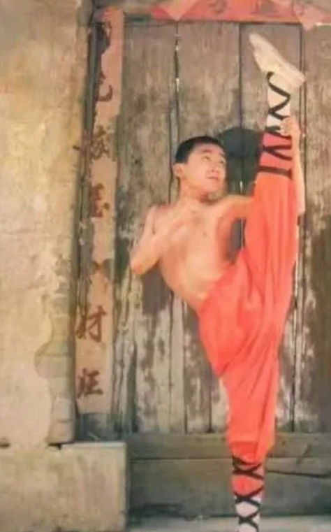 同样是违规，大集团阿里只查中专生姜萍，而底层农民出身的王宝强，居然被混混在没有提