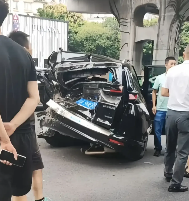 成都市区惊现“纸糊车”，追尾事故引发热议！

最近，成都市区发生了一起让人哭笑不