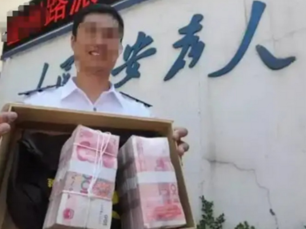 “太无耻！”2023年4月，浙江，男子捡到22万，立刻报警，警察调出监控，很快找