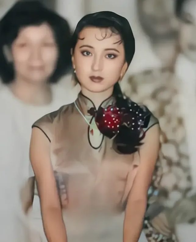 1991年，陈晓旭庄重出席活动的照片。镜头下的她身着得体的旗袍，打扮精致，端庄典