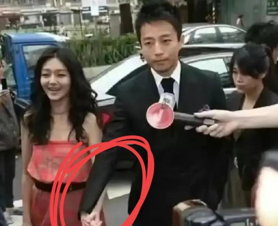 安以轩生日宴传来的4个消息！

大S当年根本不敢当面要汪小菲的微信，服务员要了三