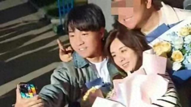 俞灏明王晓晨酒吧约会，男方现场献唱情歌，俞灏明妈妈超满意晓晨