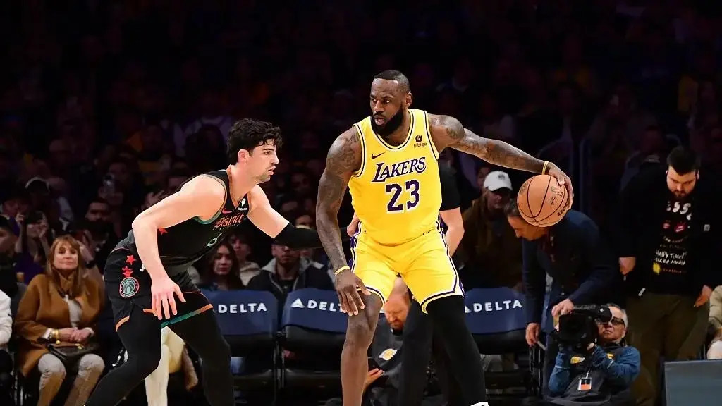 3年合同，再见湖人！詹姆斯负重前行，紫金军争冠路上的明显短板