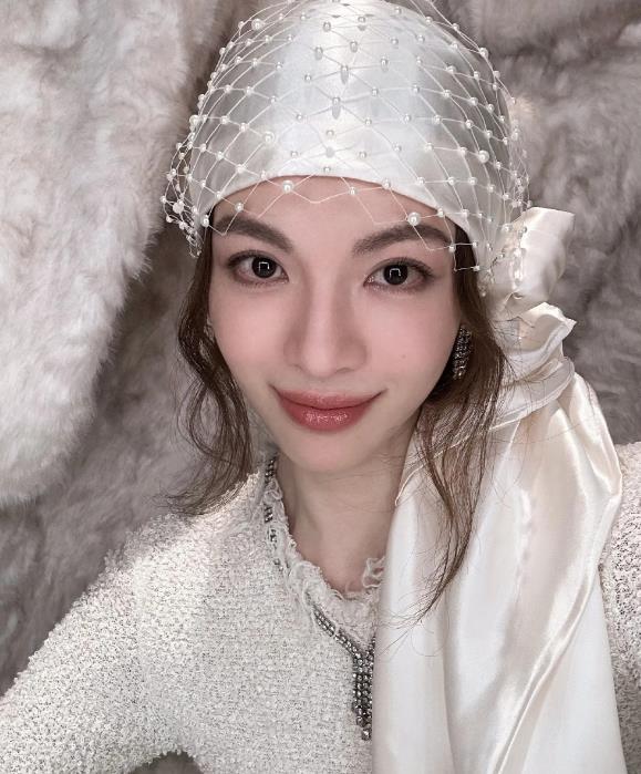 钟楚曦自出道以来，凭借扎实演技在影视圈稳步前行，塑造不少令人印象深刻的角色。在近