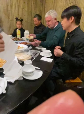 洋洋和继父到达江苏，大伯及家人热情款待洋洋和继父，感谢伟大的继父把洋洋培养成人。