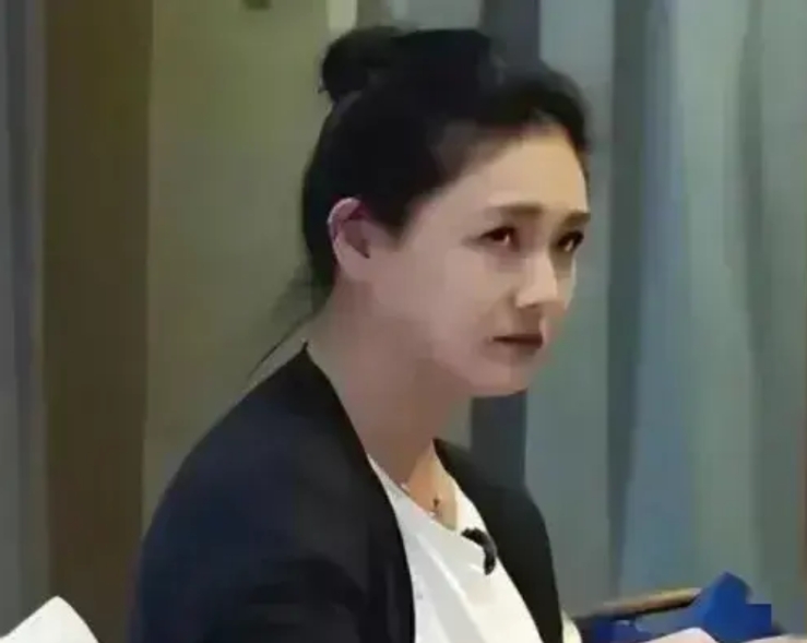 大妈就是大妈，s老了穿啥都一样！

​第一，都48岁了，又不是少女，还扎双马尾，