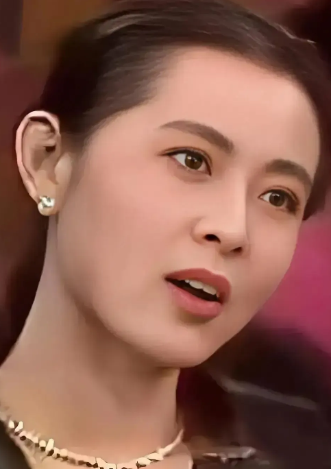 倪萍的儿子很争气，是个学霸，尤其是数理化非常好，已经26岁的虎子还在学校里读书深
