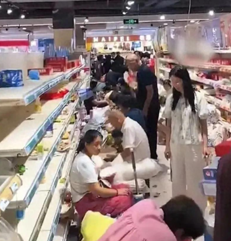 “节操碎了一地！”河南商丘，一超市被传要倒闭了，大量顾客跑来，当场撕开商品包装连