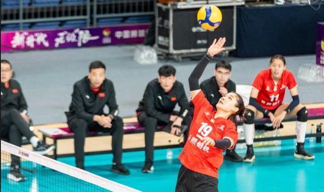 排超第11轮赛果：上海女排客场胜江苏稳居榜首，姚迪回归天津连胜