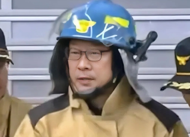 韩国客机事故中，此次组织营救的消防负责人，表情是真的委屈。

一方面，负责人在念