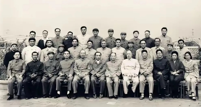 一张历史照片，60年代中期，周总理、陈毅元帅到地方视察，与地方的负责同志合影。