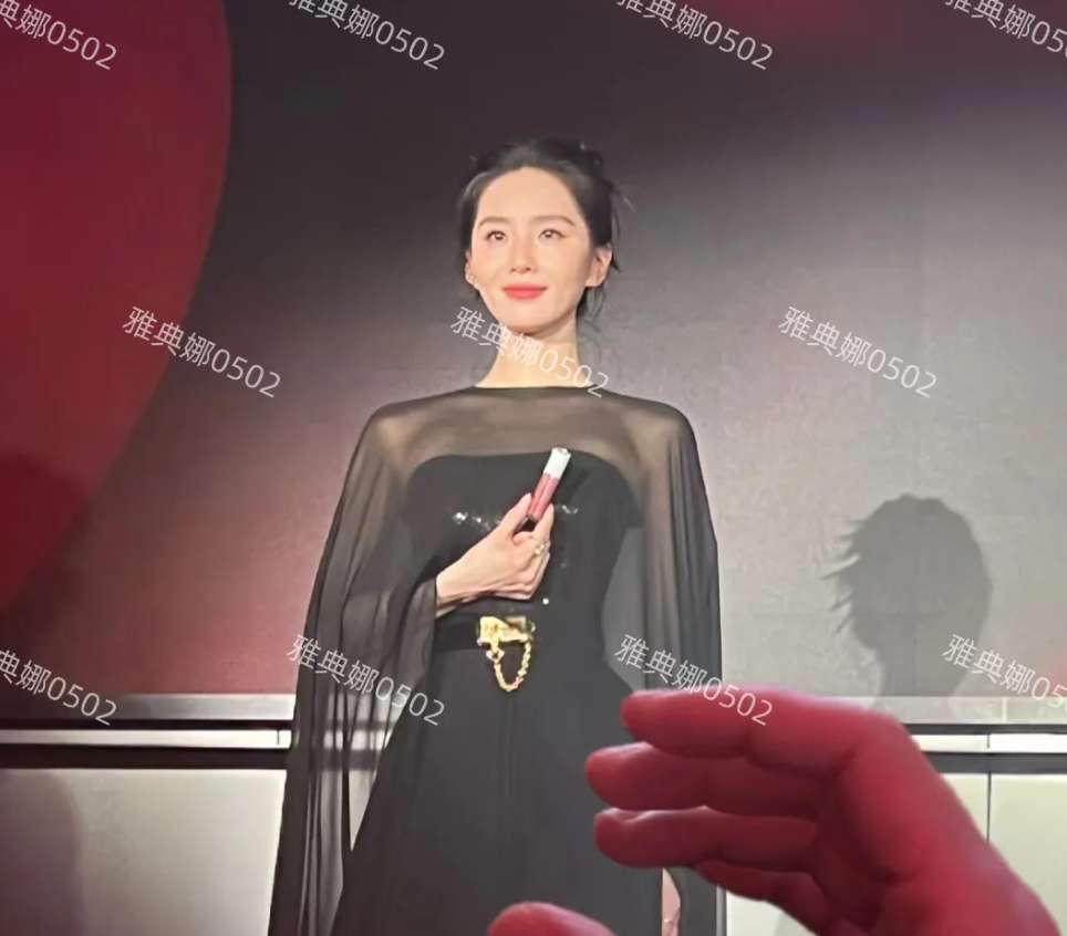 刘诗诗的颜值也扛不住生图了，37岁的她太瘦了，苹果肌变僵鼻子也很奇怪，她努力的维