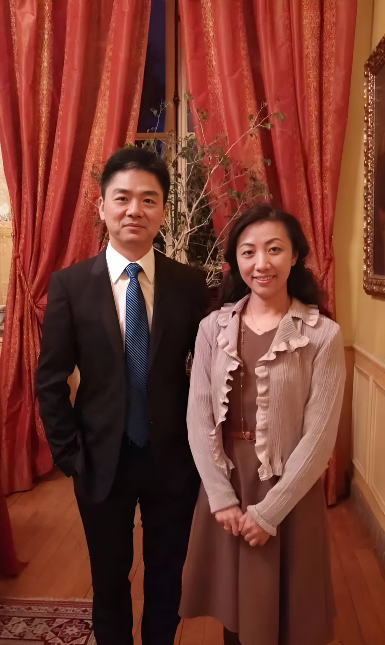 当年，龚晓京和刘强东在一起创业，遭到龚晓京父母强烈反对：“你一个高材生，不去考公