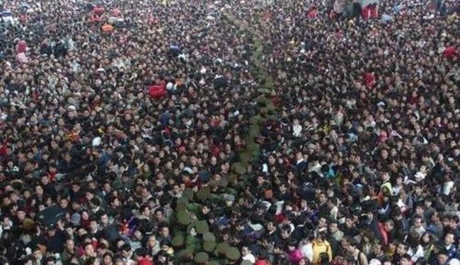2008年初，中国南方遭遇罕见的冰雪灾害，给春运带来了巨大的挑战。交通系统几乎瘫