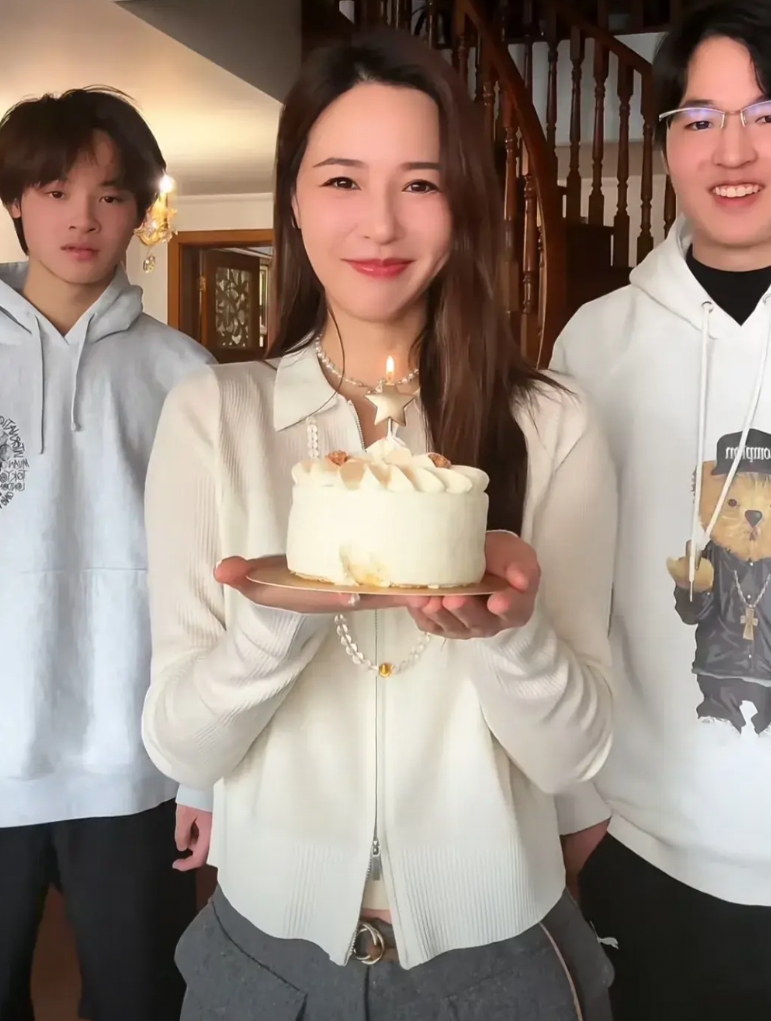马景涛前妻吴佳尼带着两个儿子庆祝自己的生日，一左一右，如同保镖一般！
老大有点像