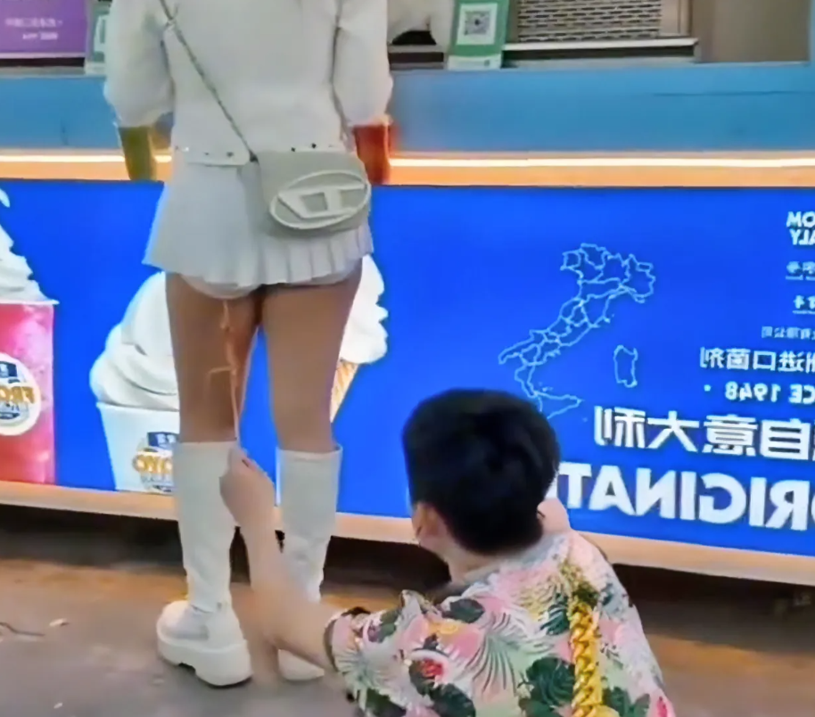 网红直播捅女生屁股，曾坐牢！
坐拥4千万的网红祁天道在三亚进行户外直播时，竟然当
