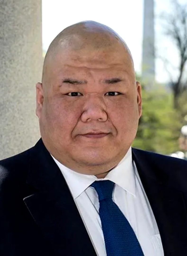 老川的内阁里终于有了一个华裔，这位肥头大耳、面露凶相的华裔被老川任命通讯主任。他