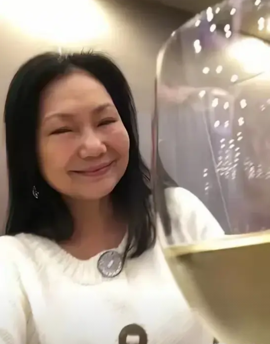 S妈和梅艳芳妈妈很相似，一点都不像刚失去女儿的母亲，完全看不出失去宝贝女儿的哀伤