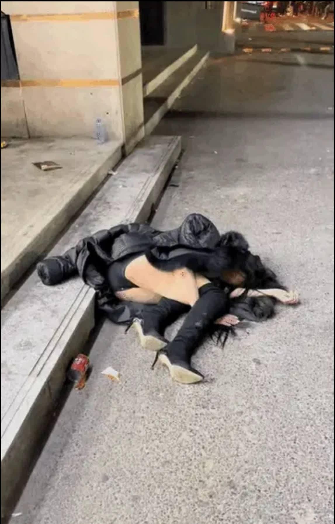 一个女孩醉倒在地上，身边一个人都没有。也不知道她是失恋了，还是碰上啥糟心事，才把