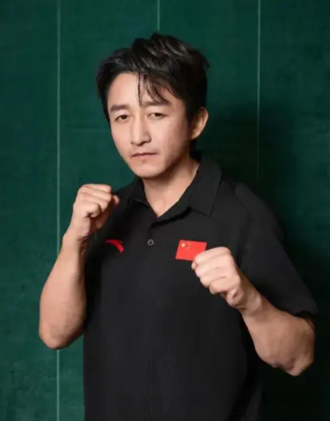 拳王邹市明最新微博：2025年我会继续“拳”力以赴，咱们拳台上见！

北京时间1