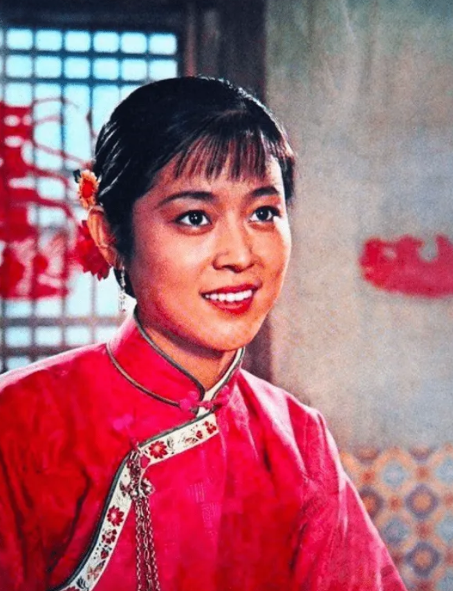 这是四十多年前，一部抗日题材的电影剧照。片中的女主演，来自于齐鲁大地，清纯靓丽，