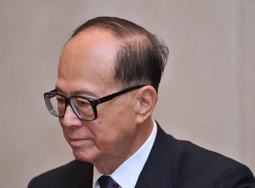 当年，一个算命先生对李嘉诚的母亲说:“你这个孩子眼睛无神、瘦骨如柴，未来难以成大