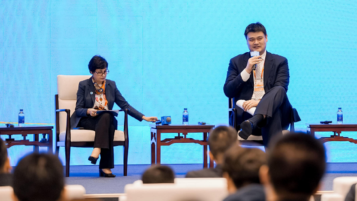 幽默！姚明出席活动演讲，调侃刚换工作，卡年龄还算是青年
姚明此前辞去了自己的中国