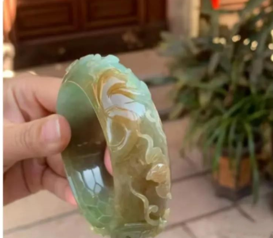 开封一女子怀疑老公送自己的玉手镯是假的，老公说 18 万买的，女子偷偷拿去鉴定中