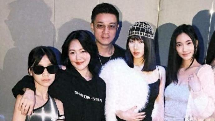 许家有女初长成，个个都超自信，最像妈的是她，不出意外进娱乐圈