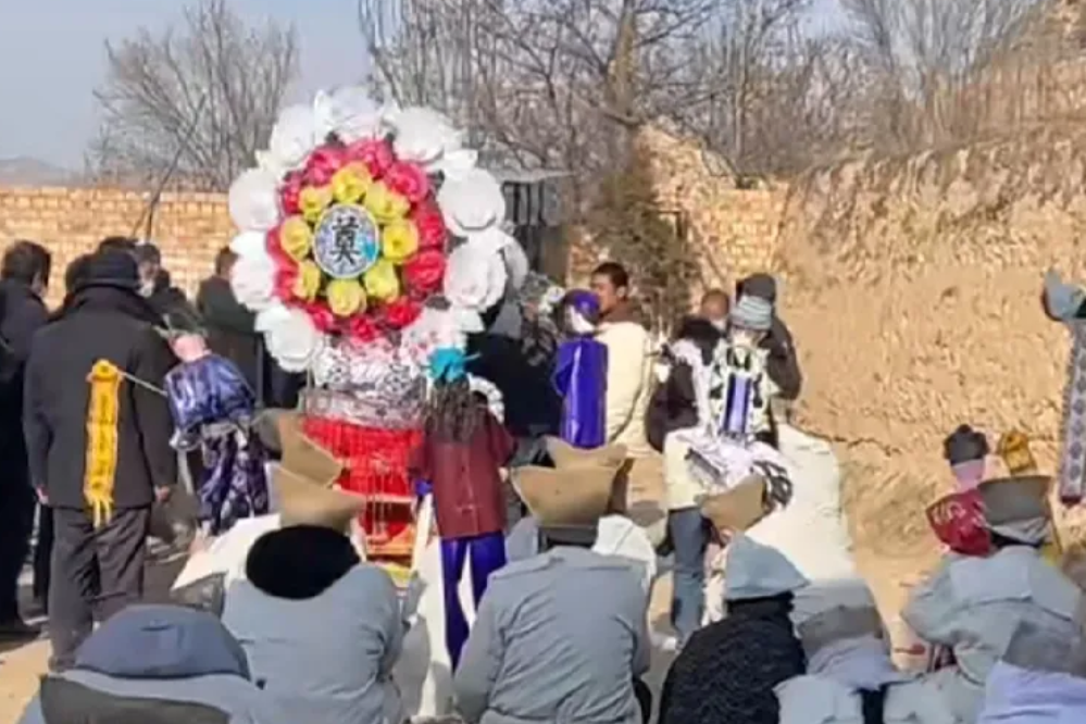 岁月如梭，转眼已是十年。十年前的那场变故，仿佛还在眼前——那是一个风和日丽的午后