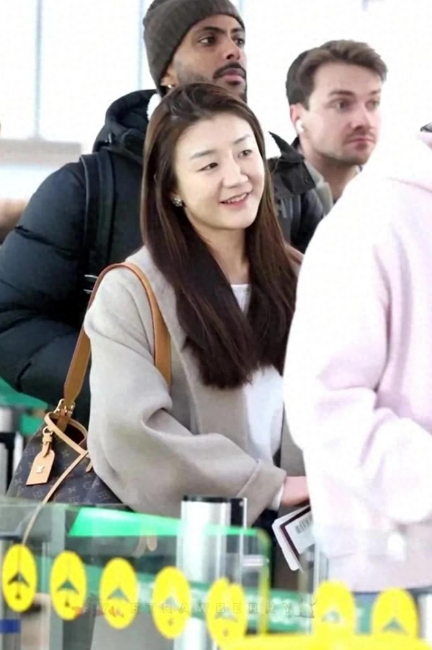 咱国乒名将陈梦刚结束老瓦杯征程，就风风光光回国啦！落地的那一刻，她身着一袭灰色长