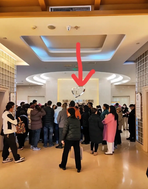 又一家医院跑路。

成都玛丽亚天府妇产儿童医院这两天被围堵，原因是该医院老板跑路