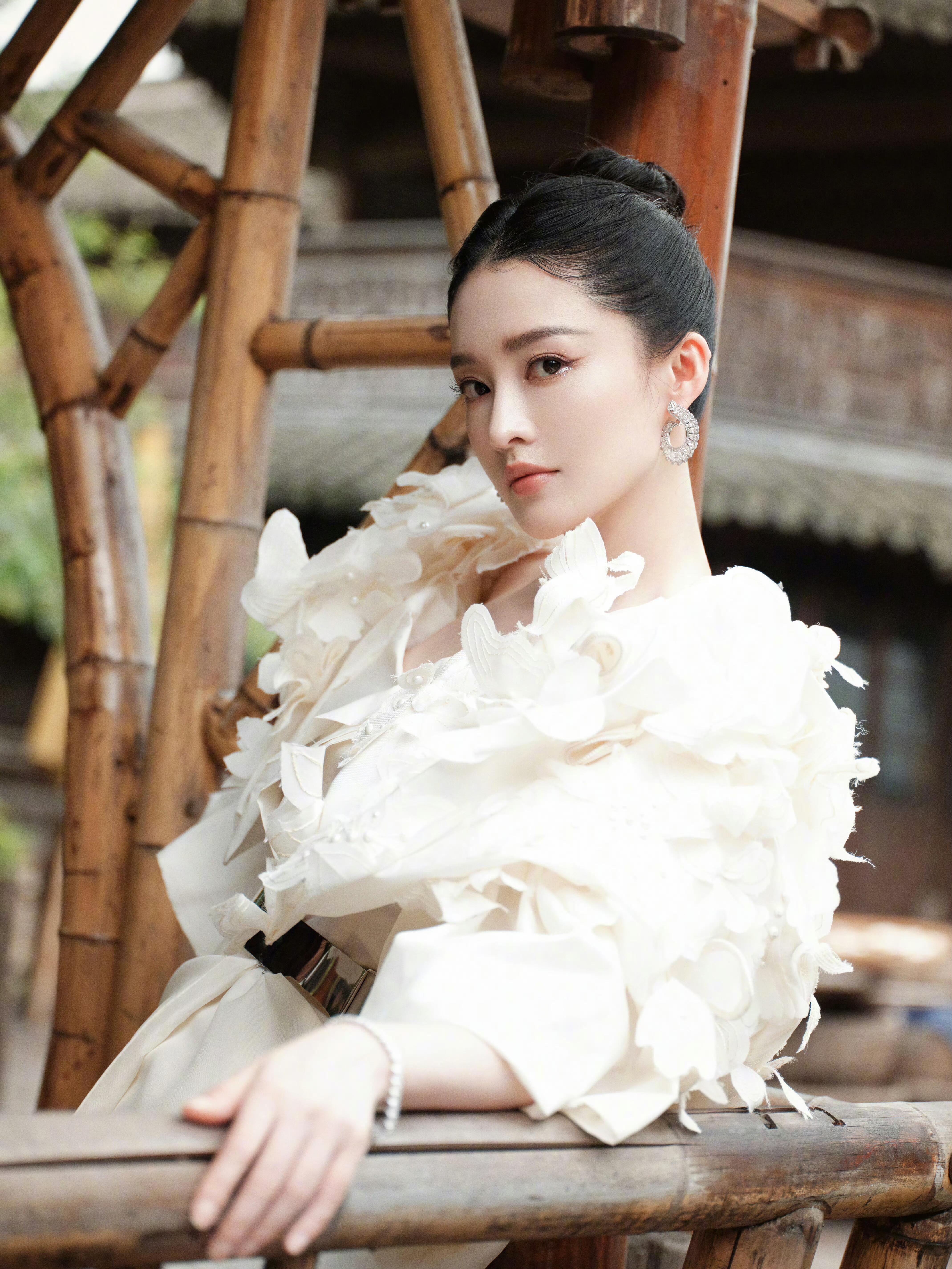 李沁温婉大气