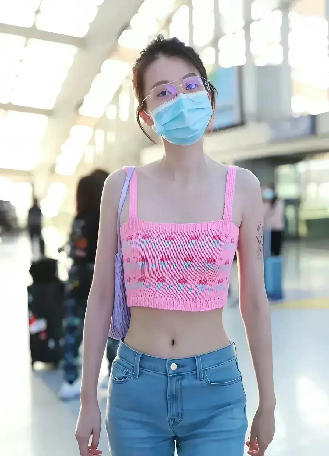 乔欣这身材太羡慕了！
腰细得……