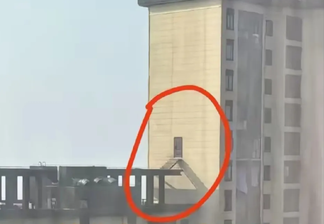现实版打开楚门世界的门？
常德市武陵区滨江府小区28楼某业主，私自凿开自家外墙，