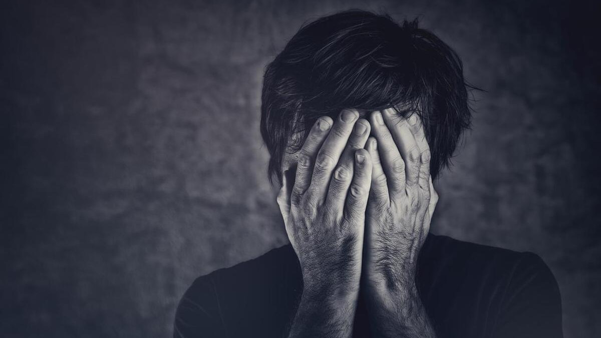 酒后失控、家庭争执引发悲剧：男子酒后抱娃窗边摇晃致其坠楼身亡