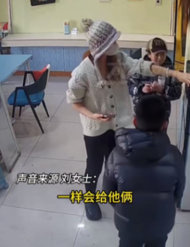 辽宁大连，2个小男孩去饭店吃饭，只买得起1份最便宜的麻辣烫，老板得知后免费给他们