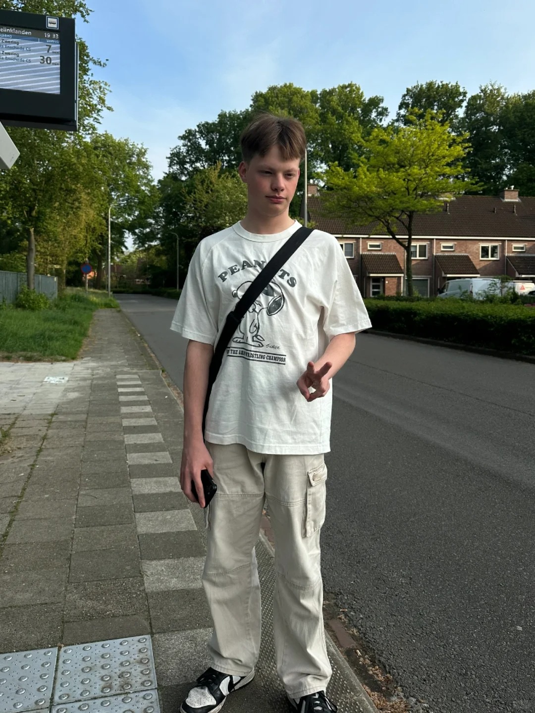 他说现在穿得越来越像中国人
-
👦🏼: 感觉今天穿的格外的像中国人

🧑?
