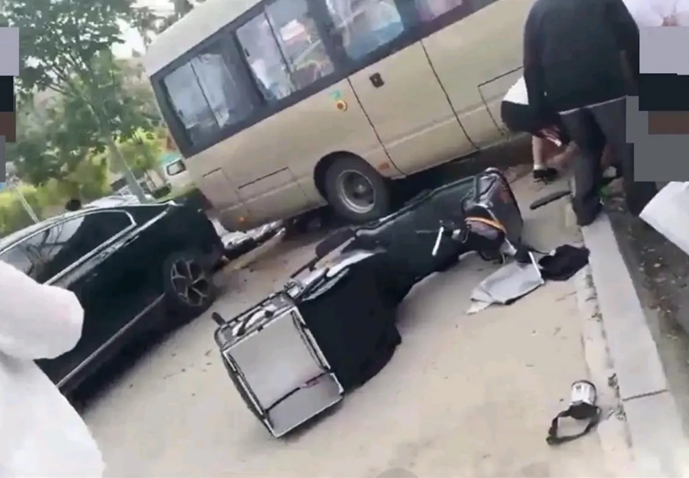 山东东平发生了一起惨痛的事件，一辆校车失控闯入接送孩子的人群，截至目前，共造成1