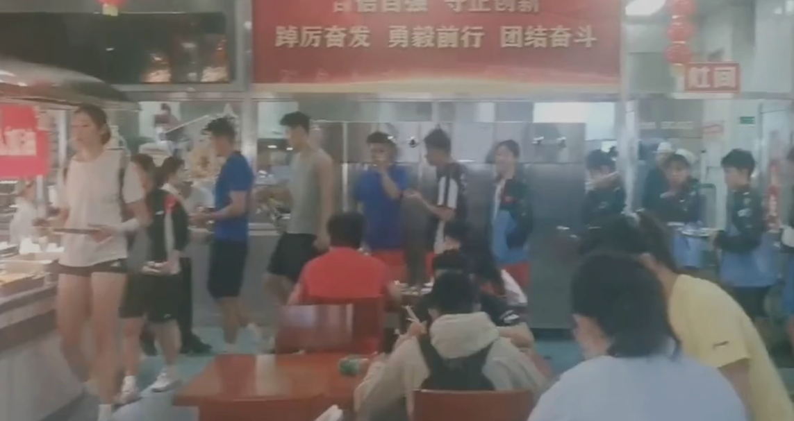 冠军同框！陈梦打包美食，朱婷排队打饭，大长腿抢镜
距离巴黎奥运会近了，球员们训练
