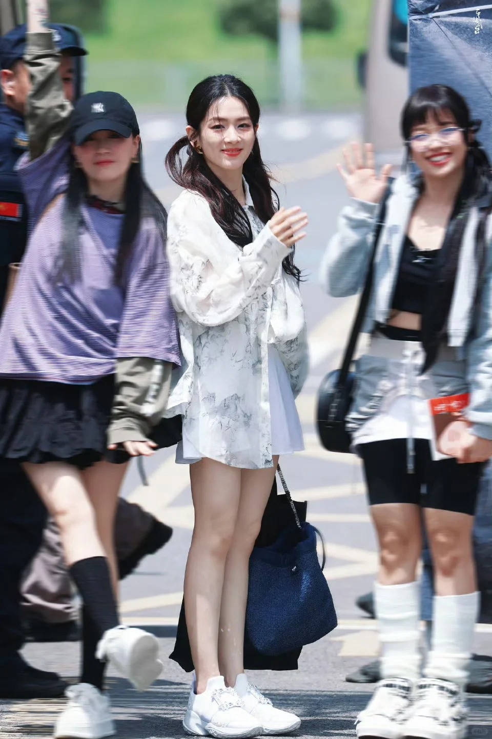 周扬青给浪姐每位姐姐送了一件衣服
每件衣服都符合姐姐本人的气质。特别朱丹姐姐这套